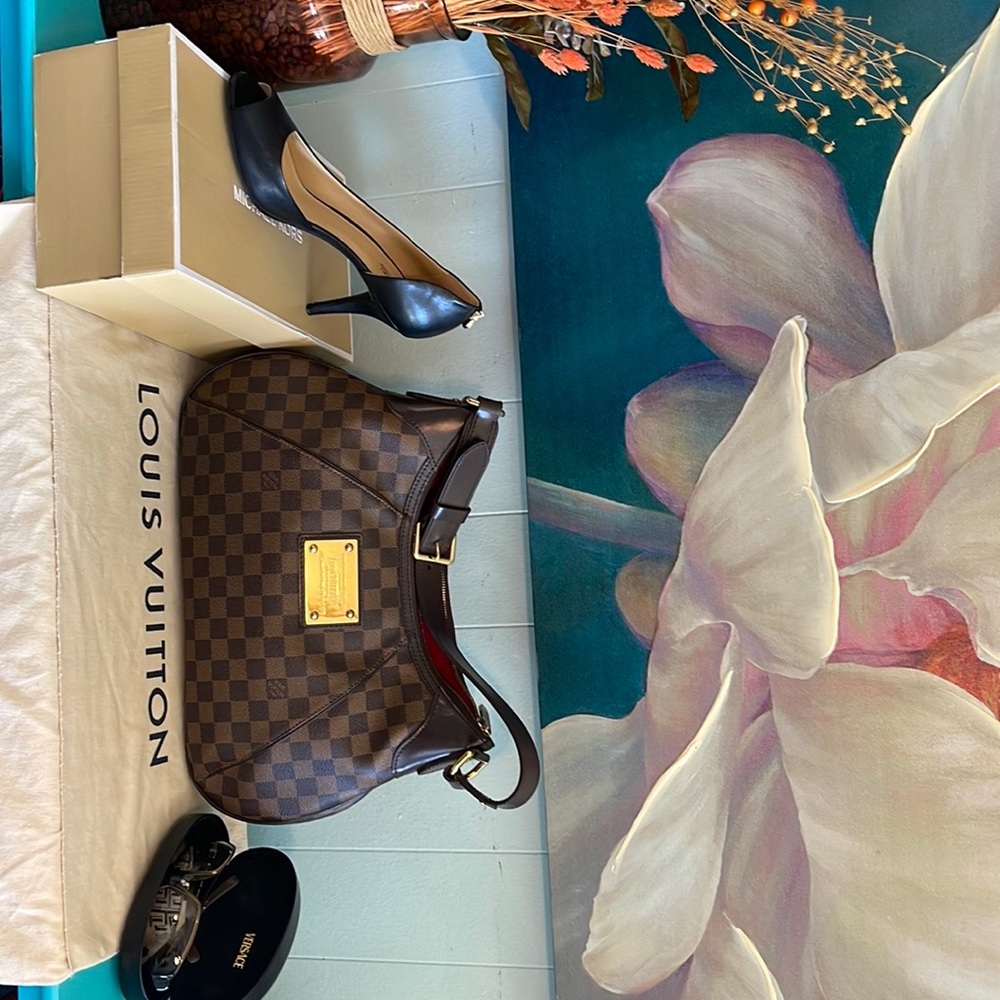 Beautiful bag with two gifts black hills and sunglasses